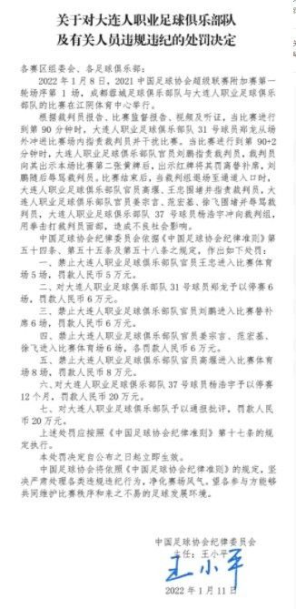 叶辰迈步走到三人面前，用两道寒光注视着三人，冷声道：这么喜欢给别人当狗，那以后就都在地上爬吧。